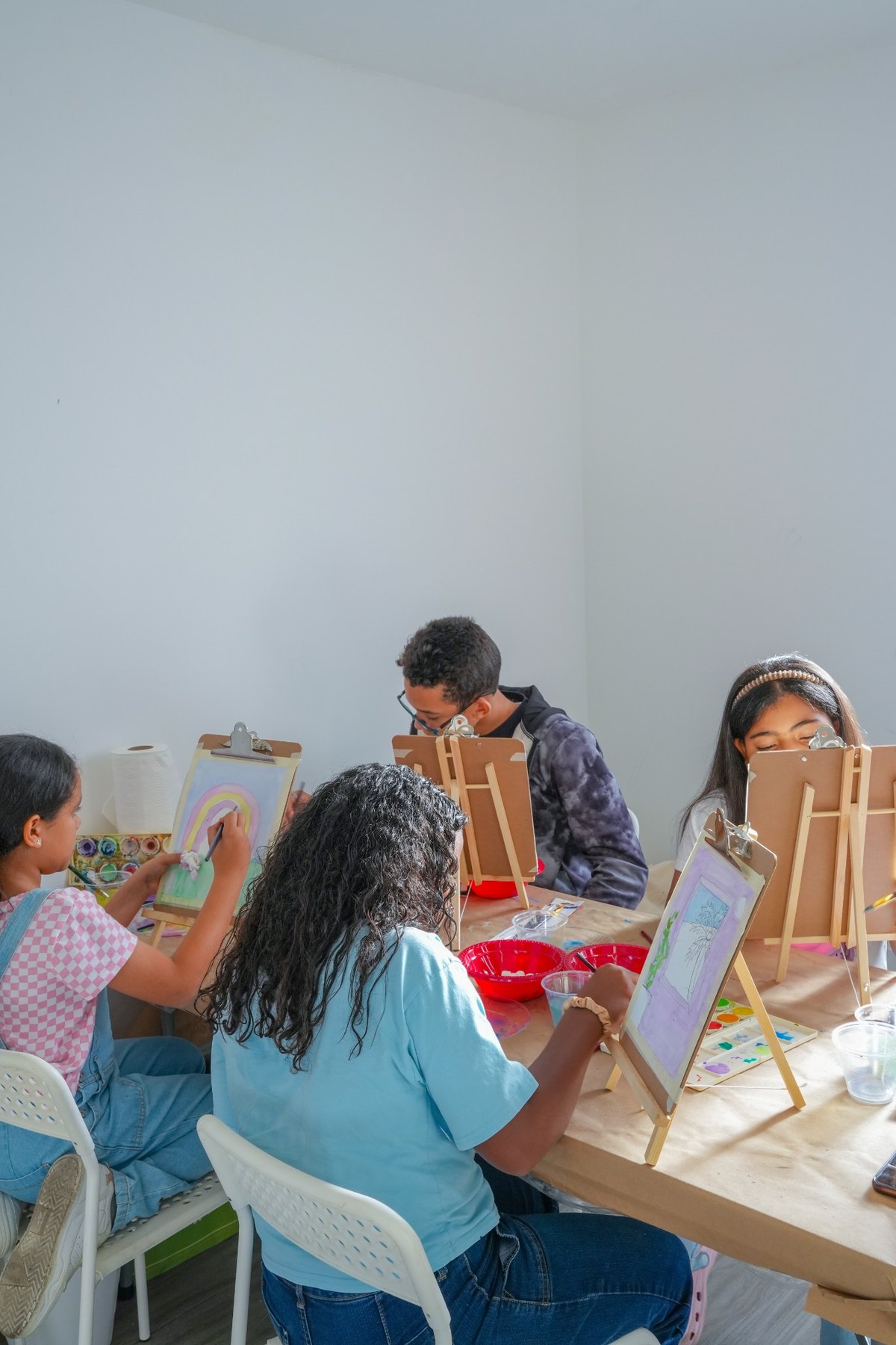 Grupo de participantes pintando en sus caballetes