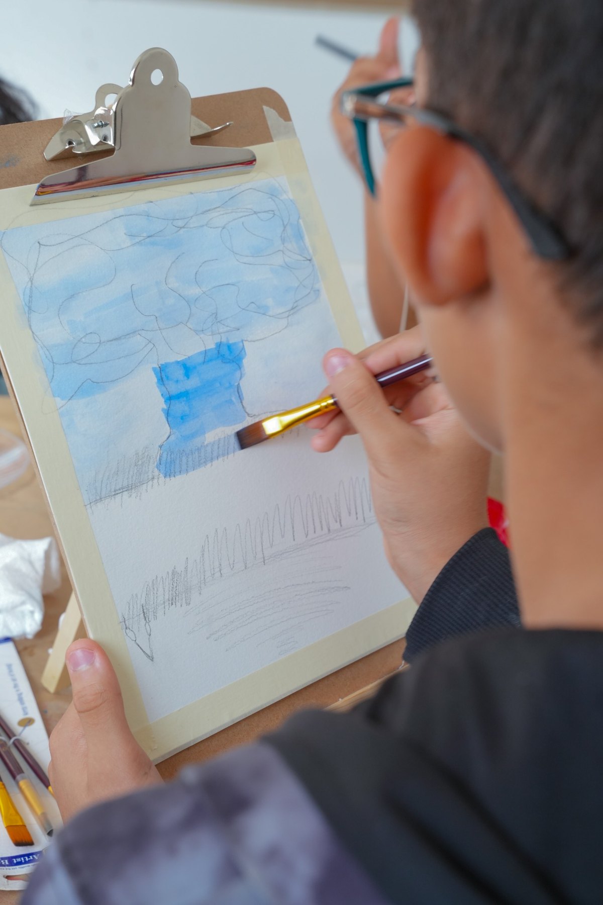 Participante aplicando acuarela a su obra