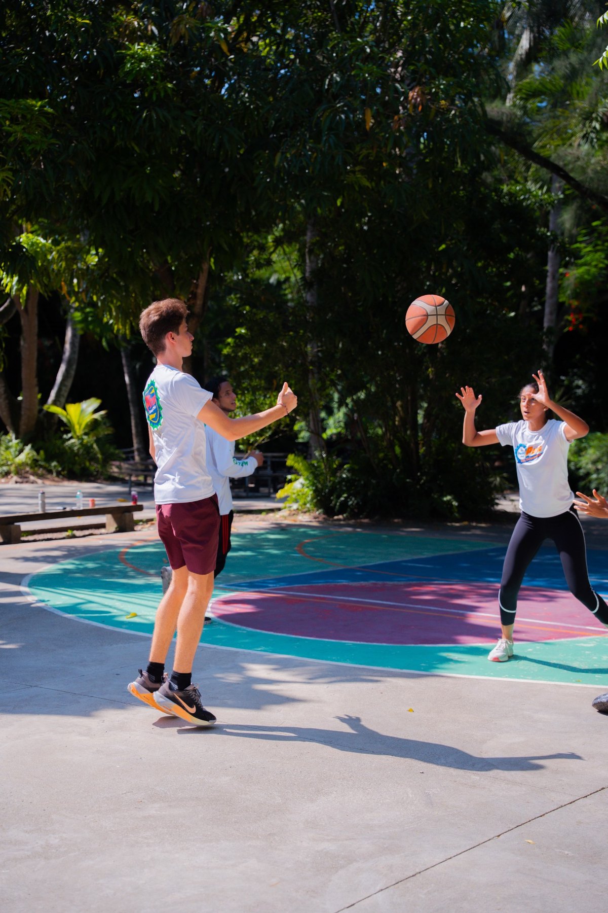 Jóvenes jugando baloncesto durante el evento