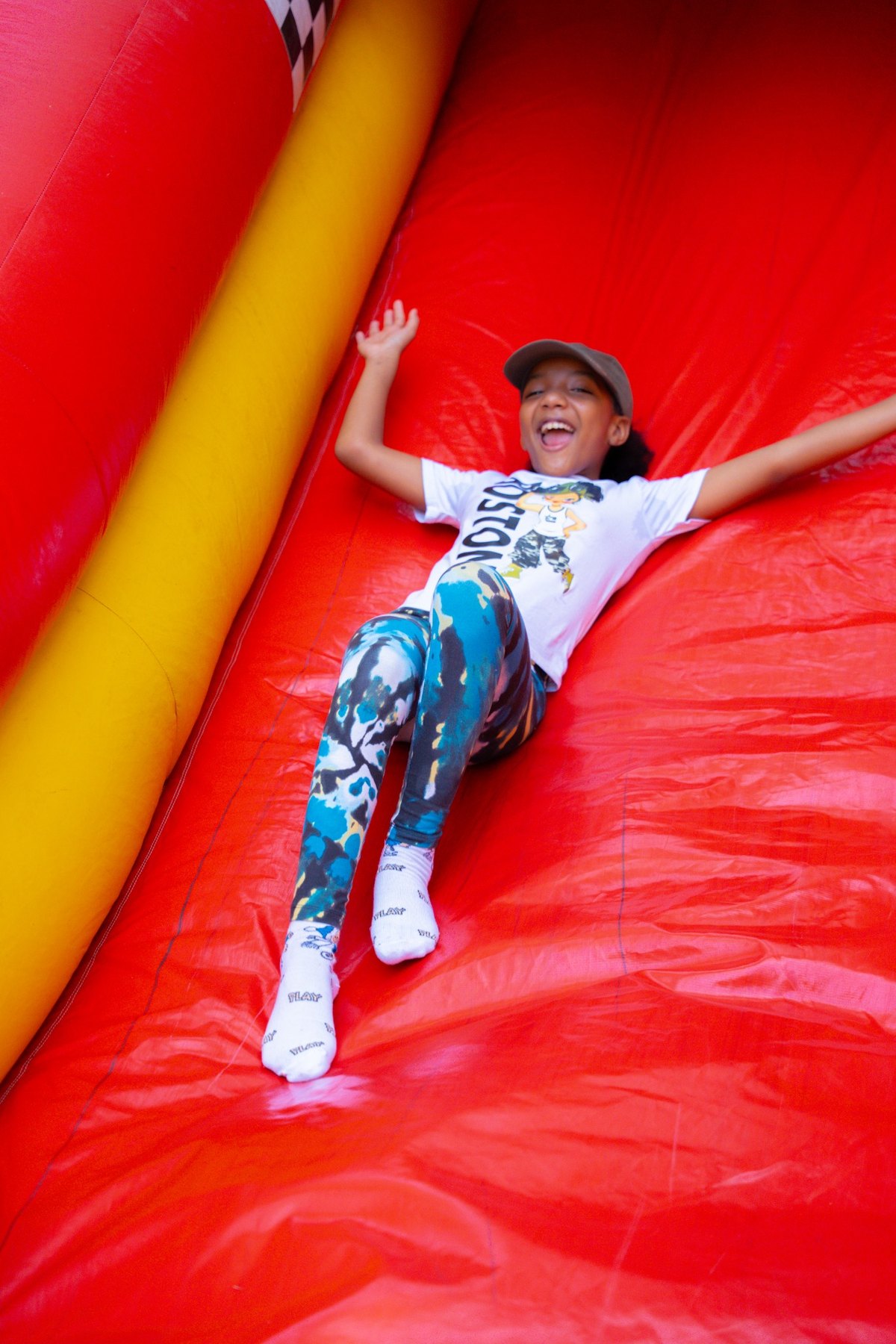 Niña disfrutando de un inflable rojo