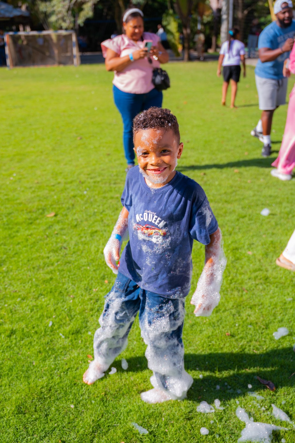 Niño sonriendo durante una fiesta de espuma