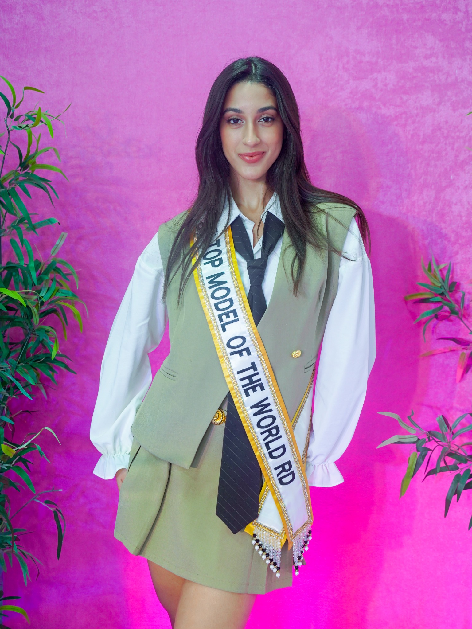 Retrato de participante de moda con banda de reconocimiento