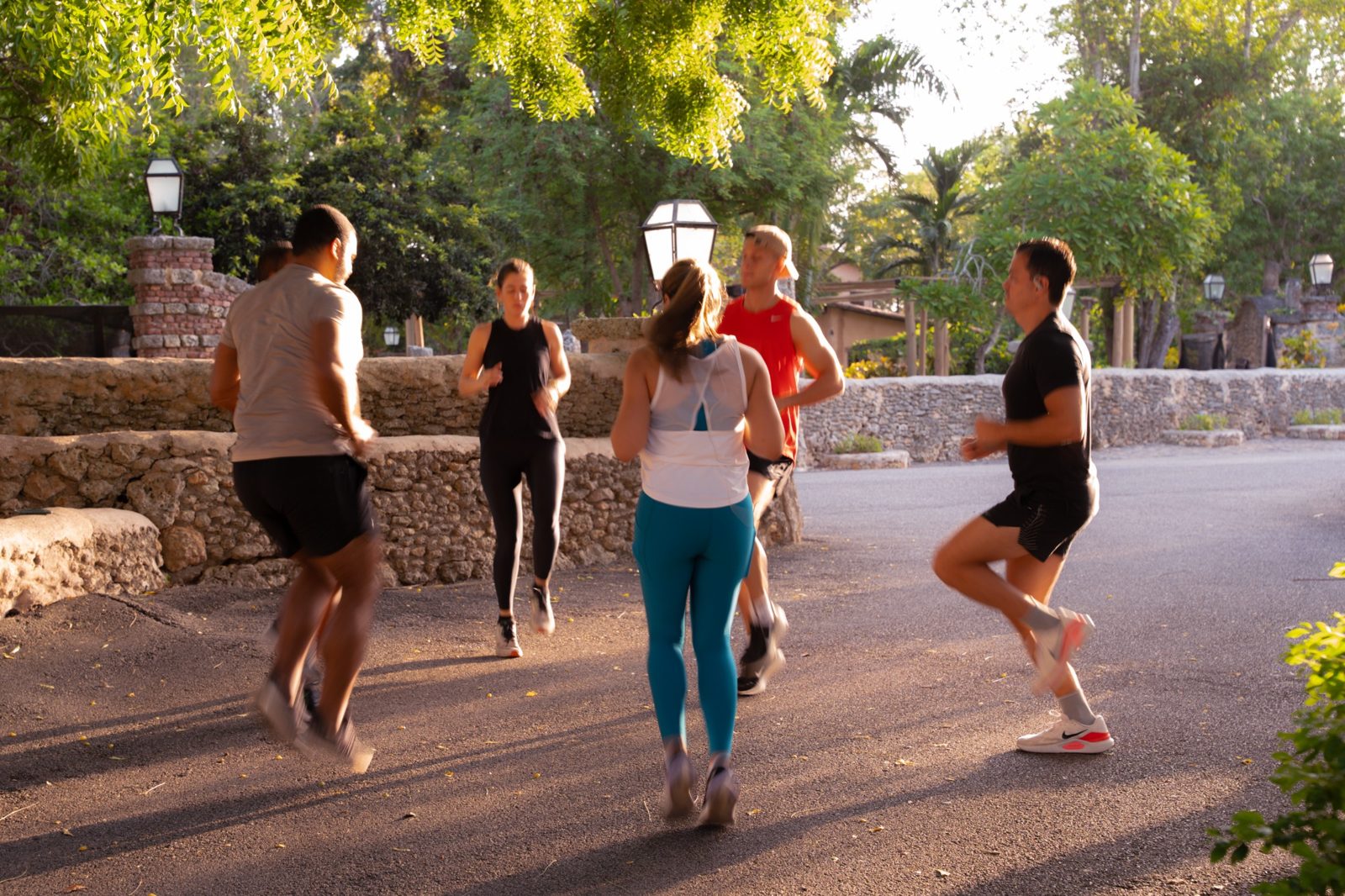 Grupo corriendo al aire libre