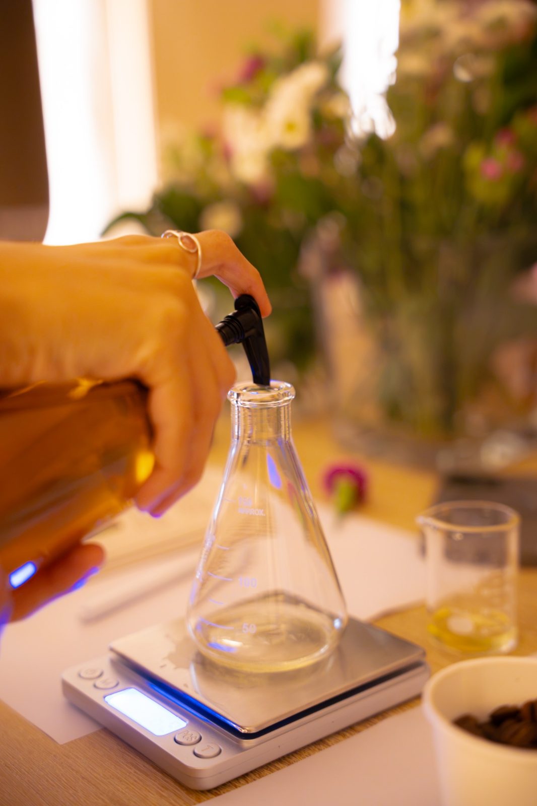 Aceite vertido en una botella de vidrio